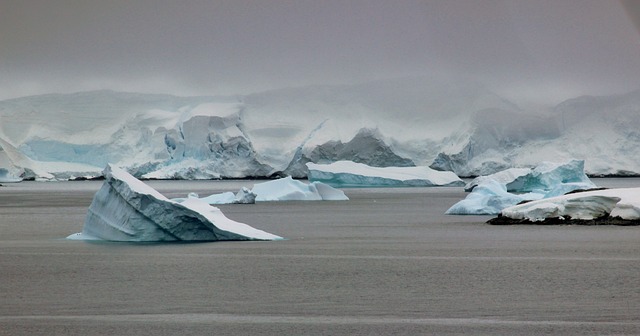 icebergs-277434_640